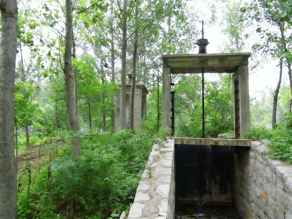 临川石砌渠道黑色闸门