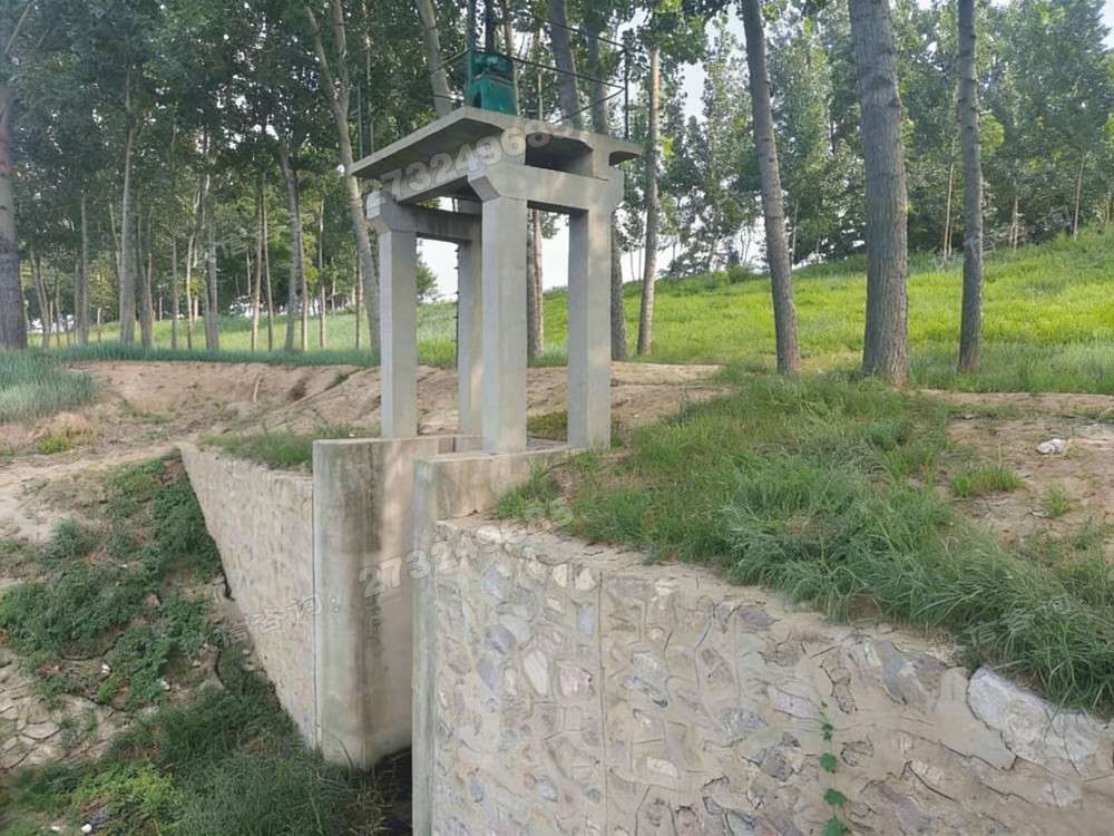 小河林间石砌铸铁闸门